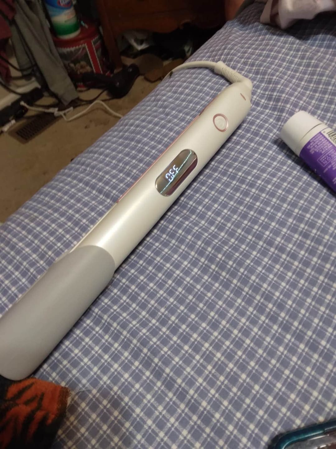 Customer photo review of Glätteisen mit Anti-Frizz-Effekt / Negativ-Ionen-Technologie / Für Locken & Glätten / 12 Temperaturstufen von 120 bis 230°C / Digitales Display / 360° drehbare Kabel