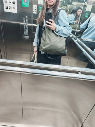 Reseña con foto de un cliente sobre Cartera De Hombro Notebook Nylon Icónica
