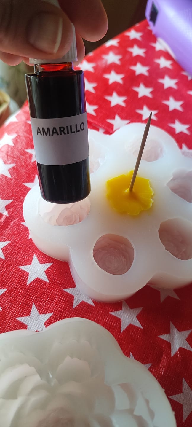 Customer photo review of Colorante líquido para velas AMARILLO