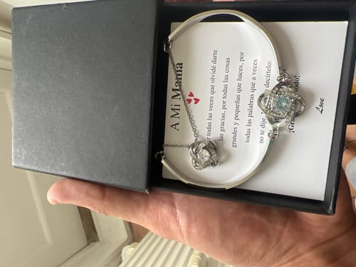 Customer photo review of Pack para Mamá: Caja + Collar y Pulsera de Trébol + Dedicatoria y Anillo Gratis