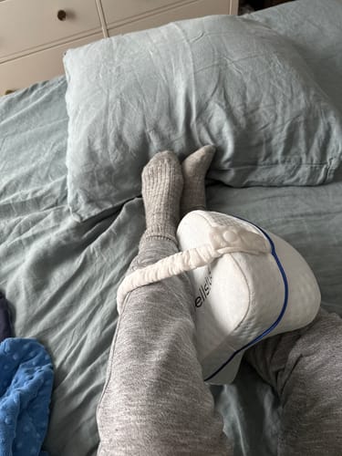 Avis photo d'un client sur Coussin Orthopédique Genoux Cellsius - Le secret d'un sommeil sans douleur