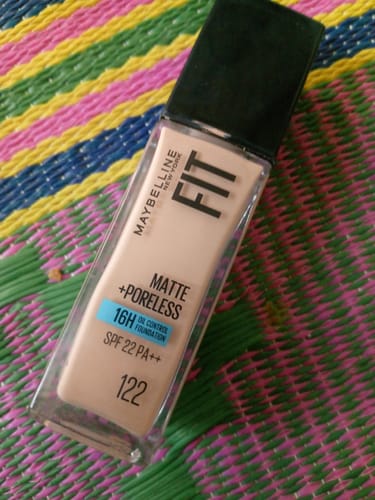 Customer photo review of Maybelline Fit Me SPF22 Matte Poreless Foundation - 122 Creamy Beige