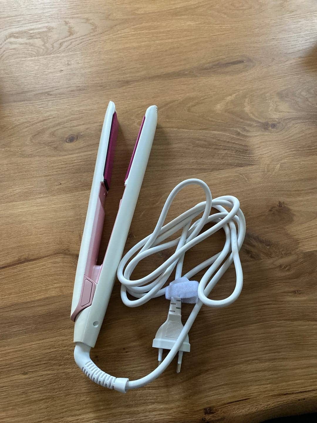 Customer photo review of Stijltang met anti-frizz effect / Negatieve ionentechnologie / Voor steil haar & krullen / 12 temperatuurinstellingen van 120 tot 230°C / Digitaal display / 360° draaibaar snoer