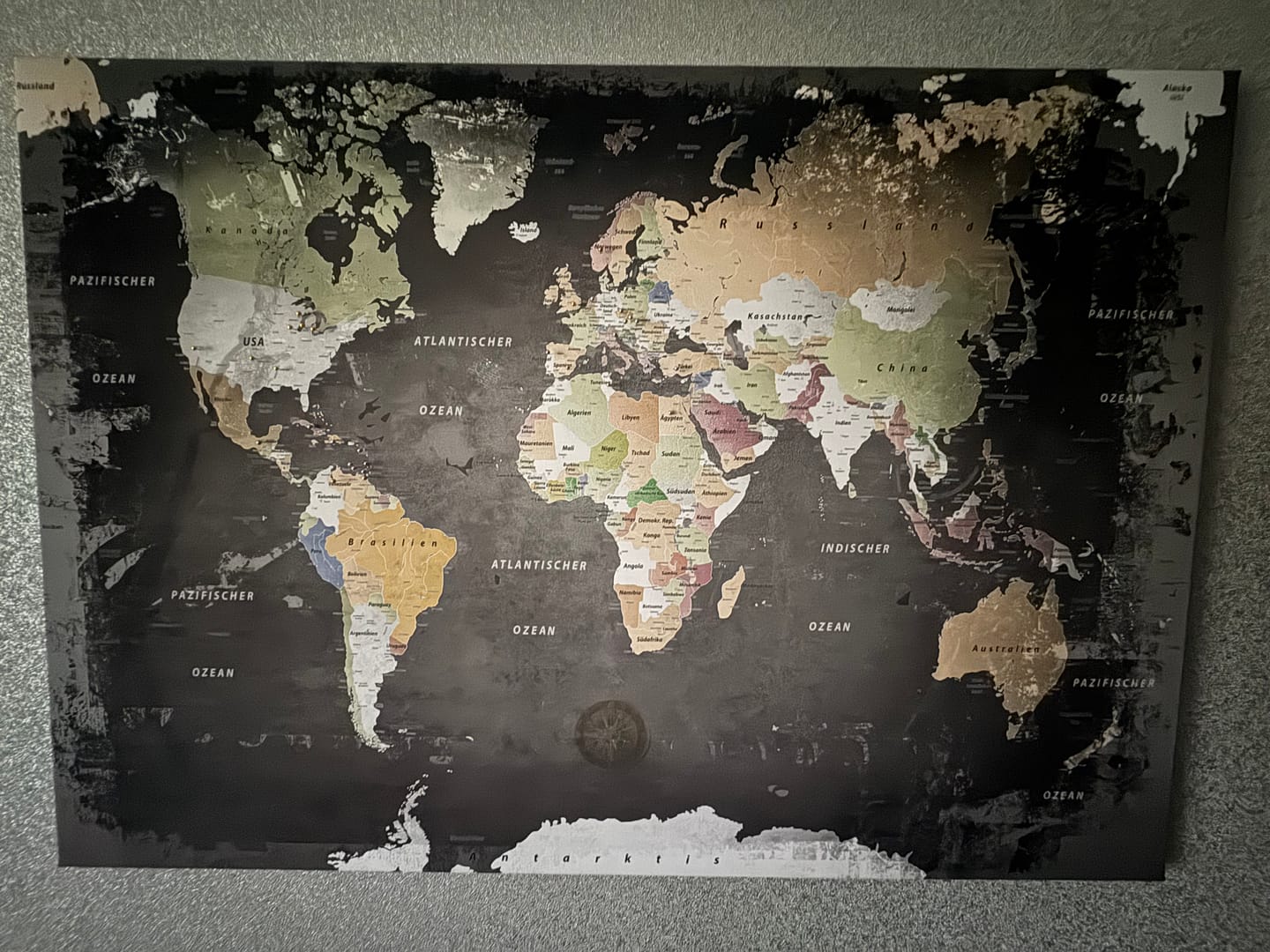 Customer photo review of Leinwandbild - Weltkarte Graphit - Pinnwand