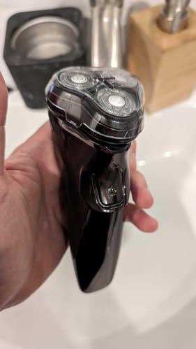 Customer photo review of Ultraprecies scheerapparaat voor mannen met pop-up trimmer / Nat- en drooggebruik / Waterdichte elektrische scheerapparaat met LED-display / 60 min. gebruiksduur