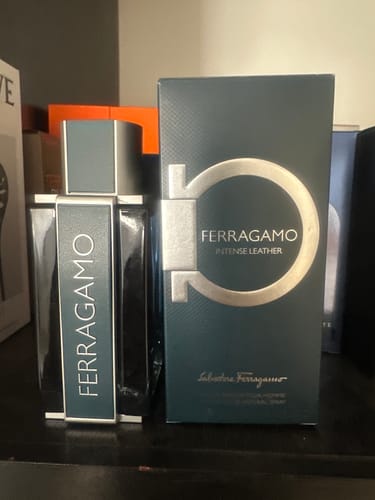Reseña con foto de un cliente sobre Perfume Salvatore Ferragamo Intense Leather 100ml EDP