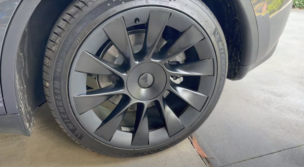 Customer photo review of EVAAM® All-in-one Wheel Rim Protector for Tesla Model Y 20'' and Model Y 21''