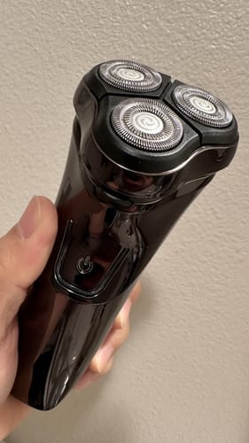 Customer photo review of Ultraprecies scheerapparaat voor mannen met pop-up trimmer / Nat- en drooggebruik / Waterdichte elektrische scheerapparaat met LED-display / 60 min. gebruiksduur