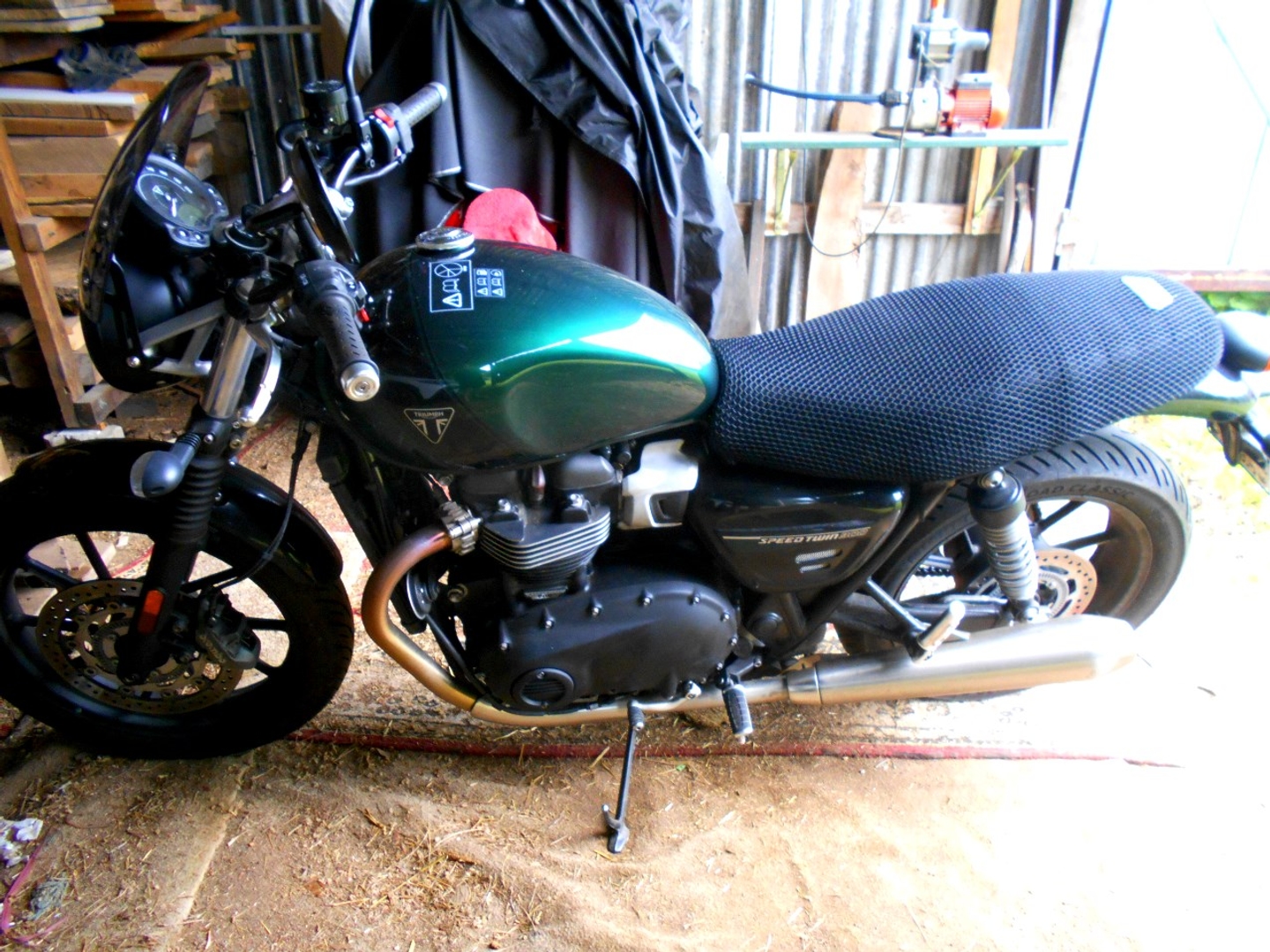 Wind Rider mesh seat cover on a Triumph Speed Twin