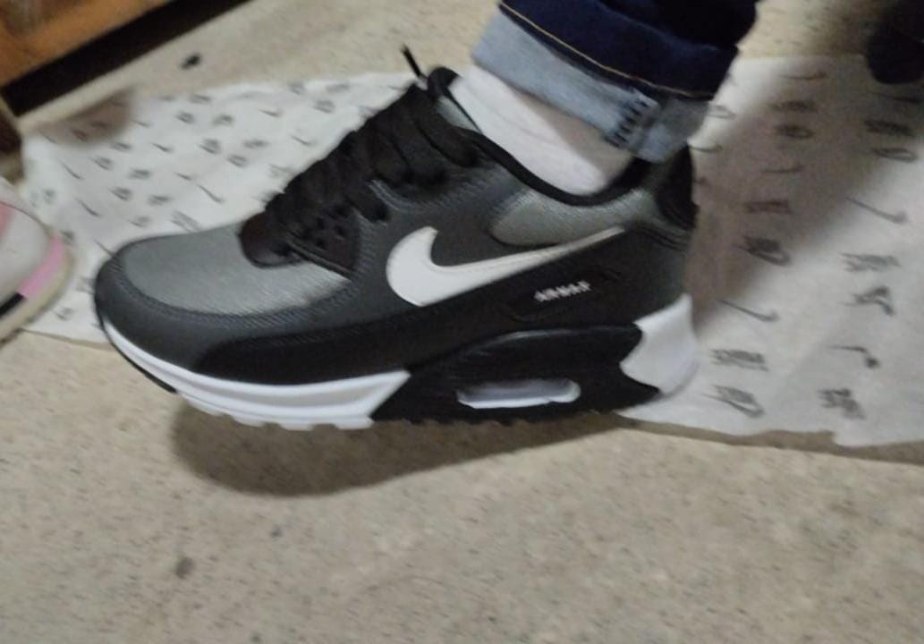 Customer photo review of Tenis Max 90 Blanco Negro