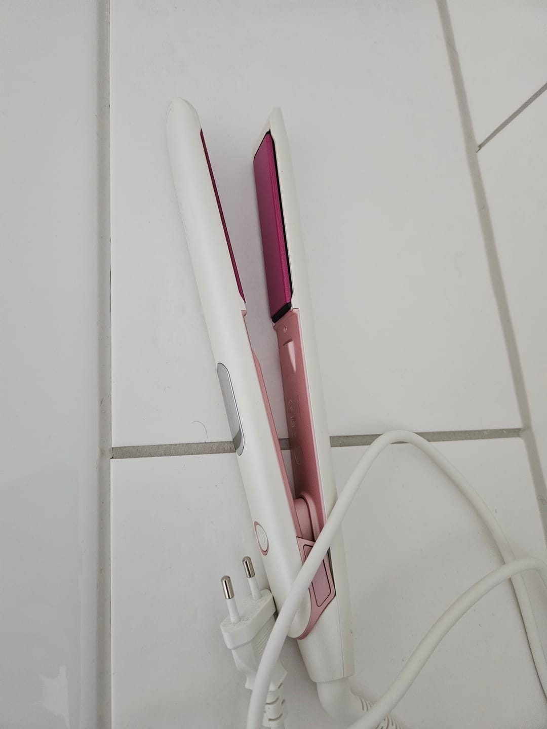 Customer photo review of Stijltang met anti-frizz effect / Negatieve ionentechnologie / Voor steil haar & krullen / 12 temperatuurinstellingen van 120 tot 230°C / Digitaal display / 360° draaibaar snoer