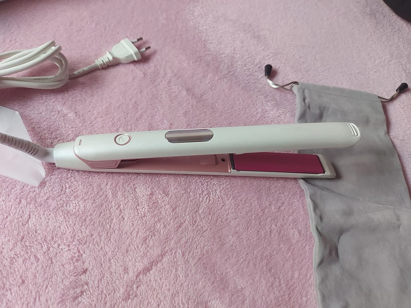 Customer photo review of Stijltang met anti-frizz effect / Negatieve ionentechnologie / Voor steil haar & krullen / 12 temperatuurinstellingen van 120 tot 230°C / Digitaal display / 360° draaibaar snoer