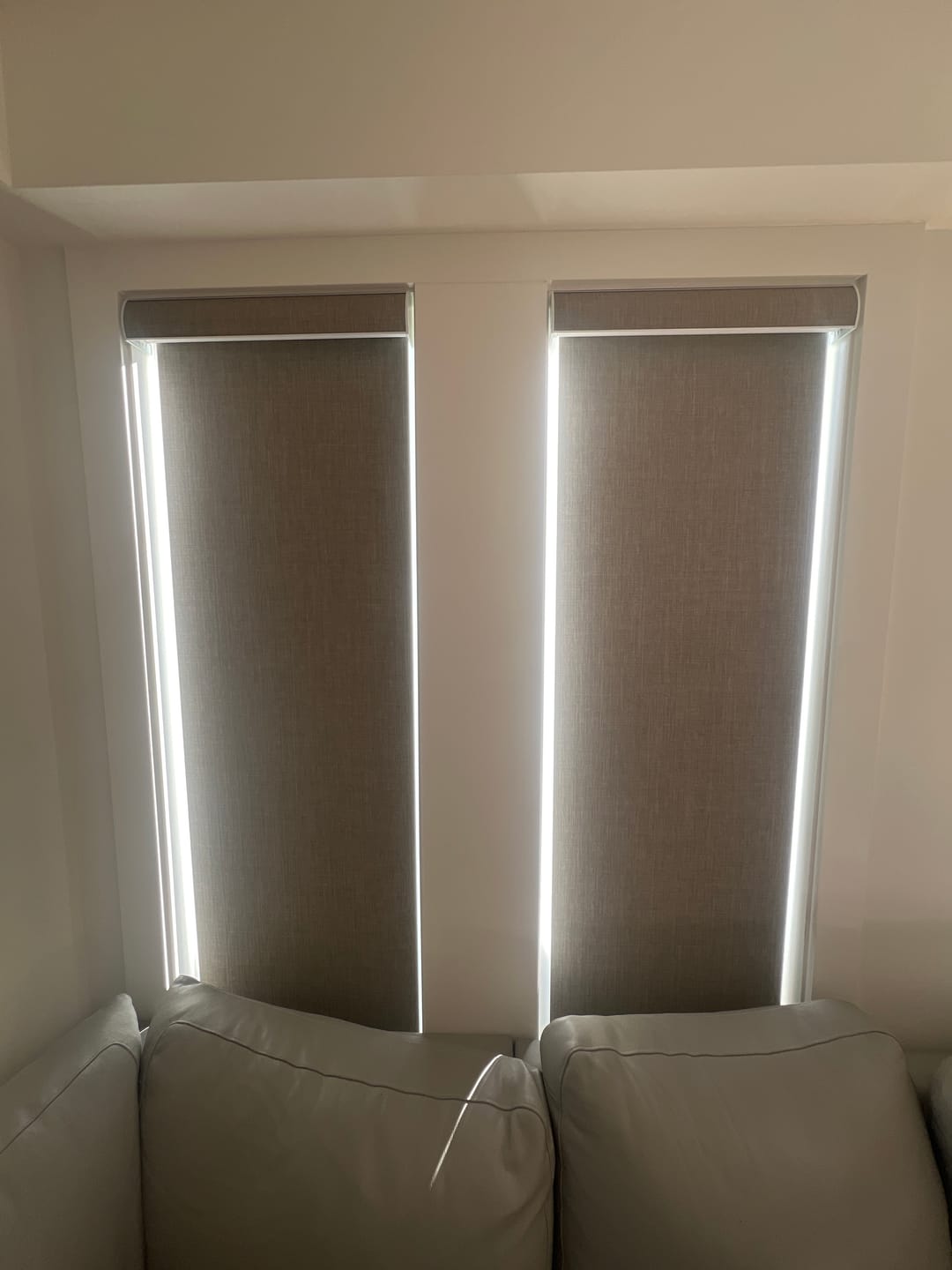 Customer photo review of SmartWings Motorized Roller Shades 100% Blackout Vigor