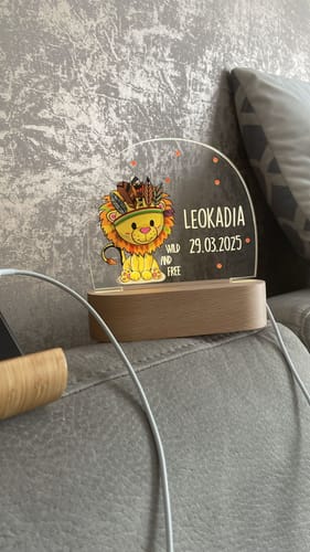 Customer photo review of Nachtlicht Kinder personalisiert - Löwe mit Federn - 'Wild and Free' - Name und Geburtsdatum