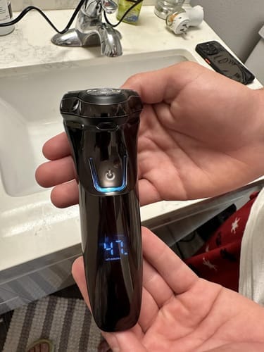 Customer photo review of Ultraprecies scheerapparaat voor mannen met pop-up trimmer / Nat- en drooggebruik / Waterdichte elektrische scheerapparaat met LED-display / 60 min. gebruiksduur