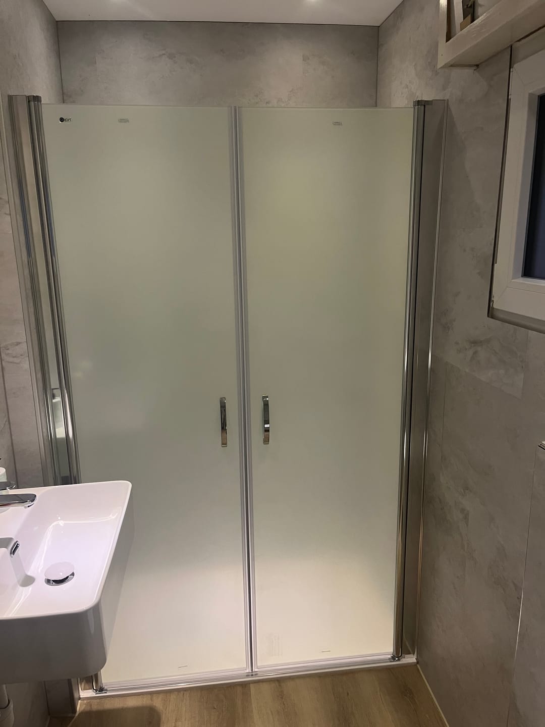 Customer photo review of Duschtür Nische mit Pendeltür, Duschkabine Nischentür Dusche - Satiniertes Glas