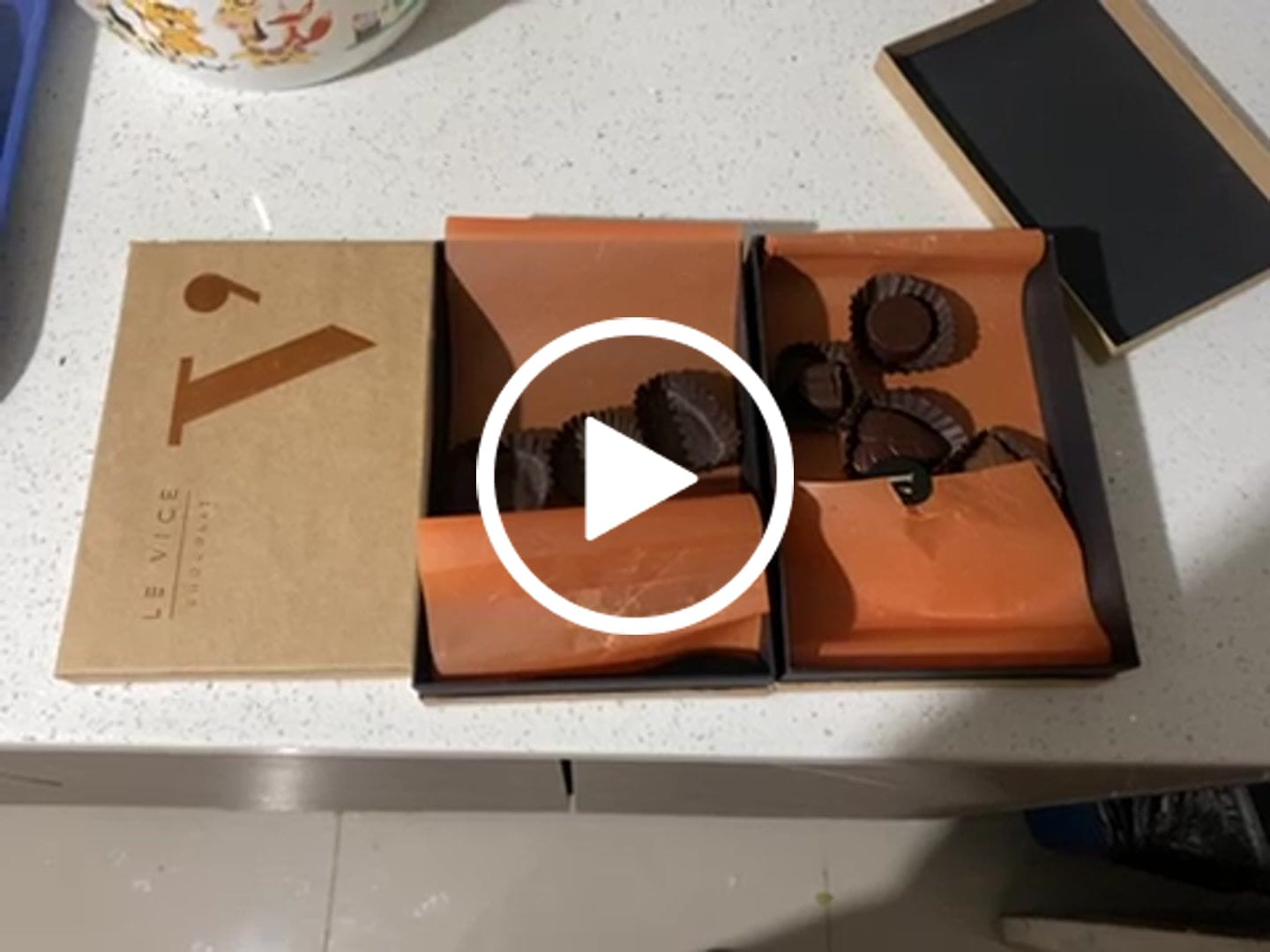 Customer video review of Caja 22 bombones