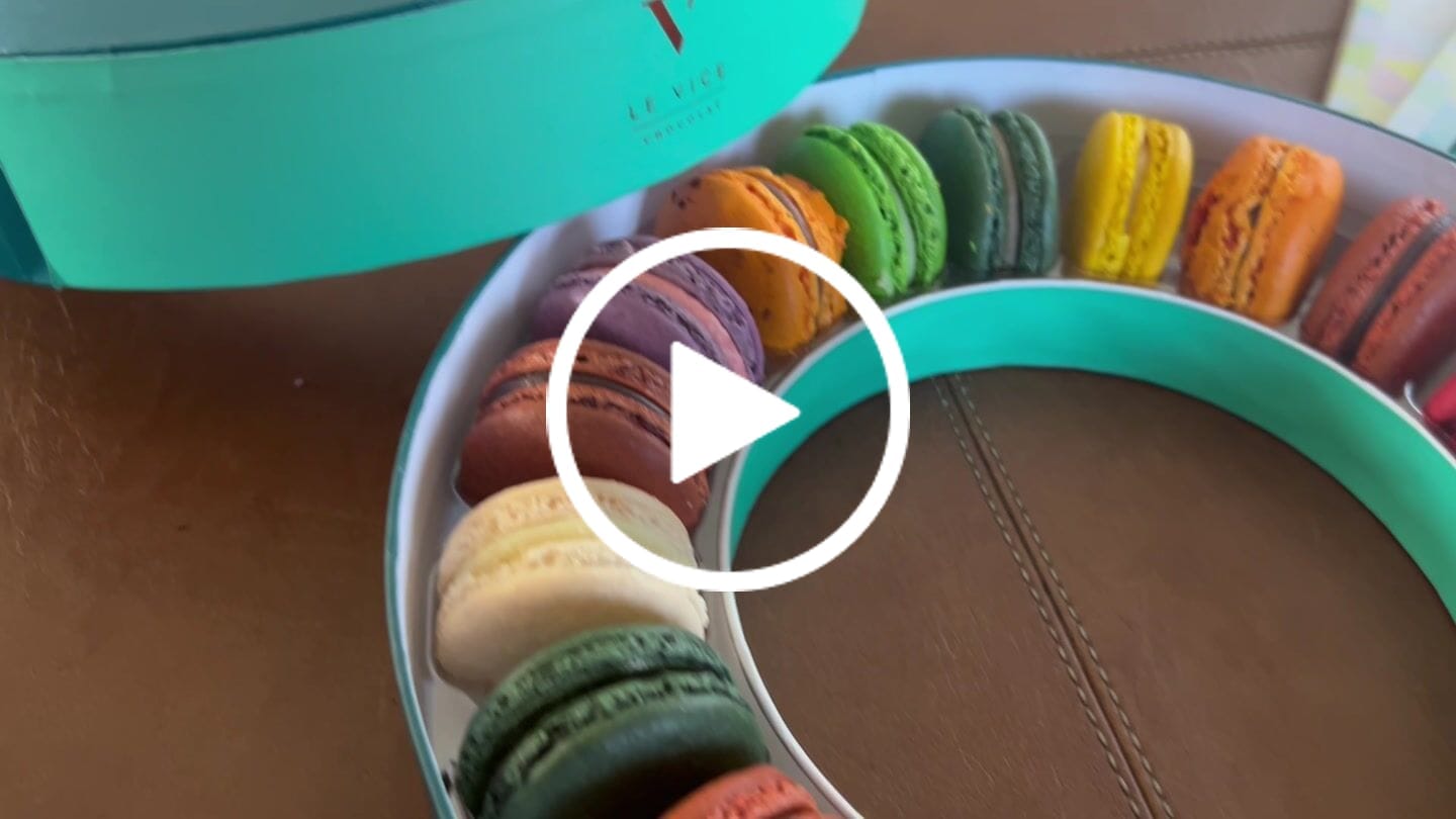 Customer video review of Caja 20 Macarons