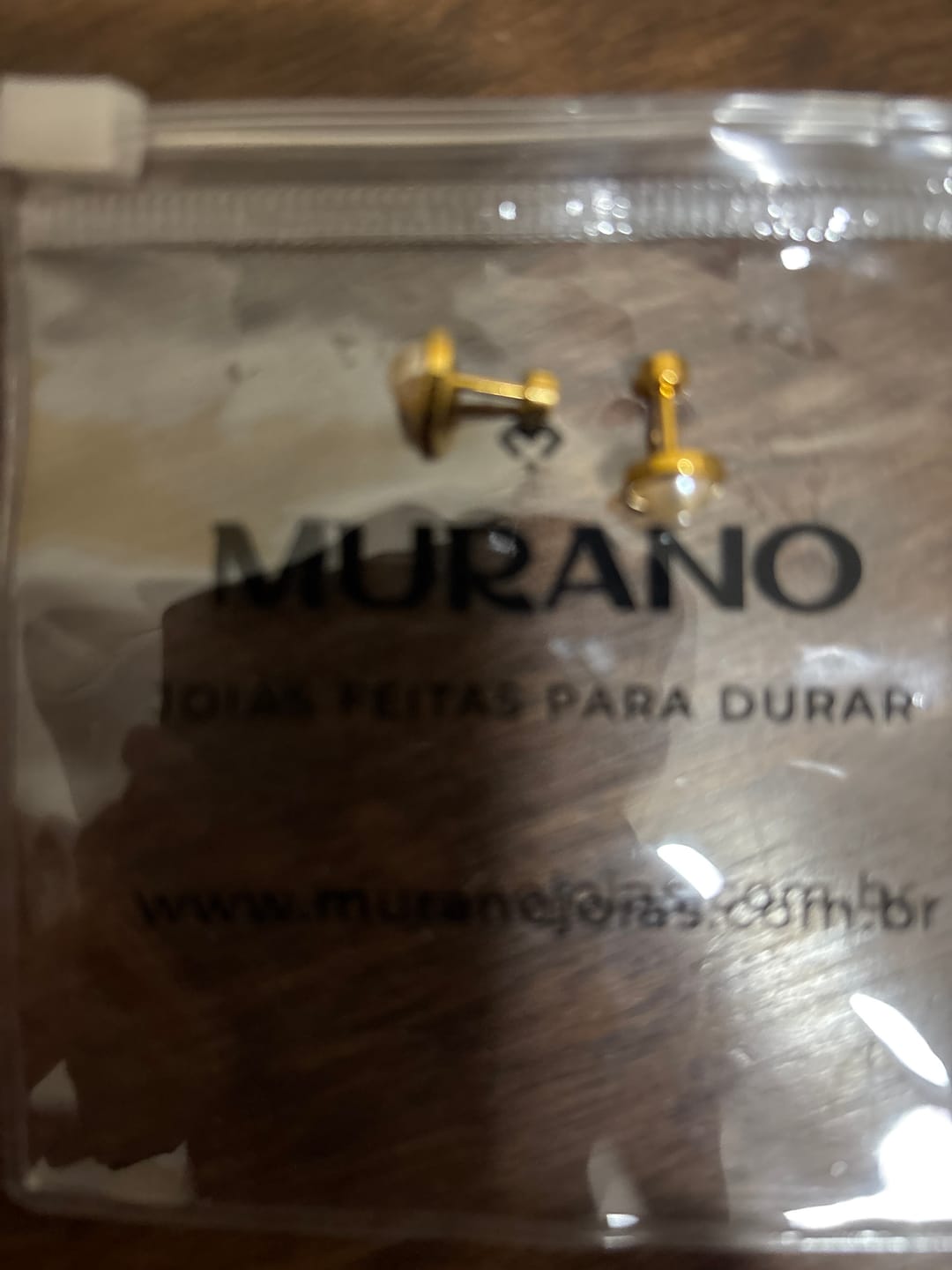 Customer photo review of Brinco Pérola Solitária Banhado em Ouro 18K