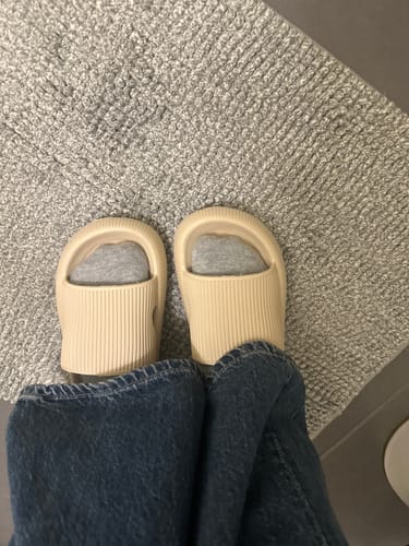 Customer photo review of HappyFlops
