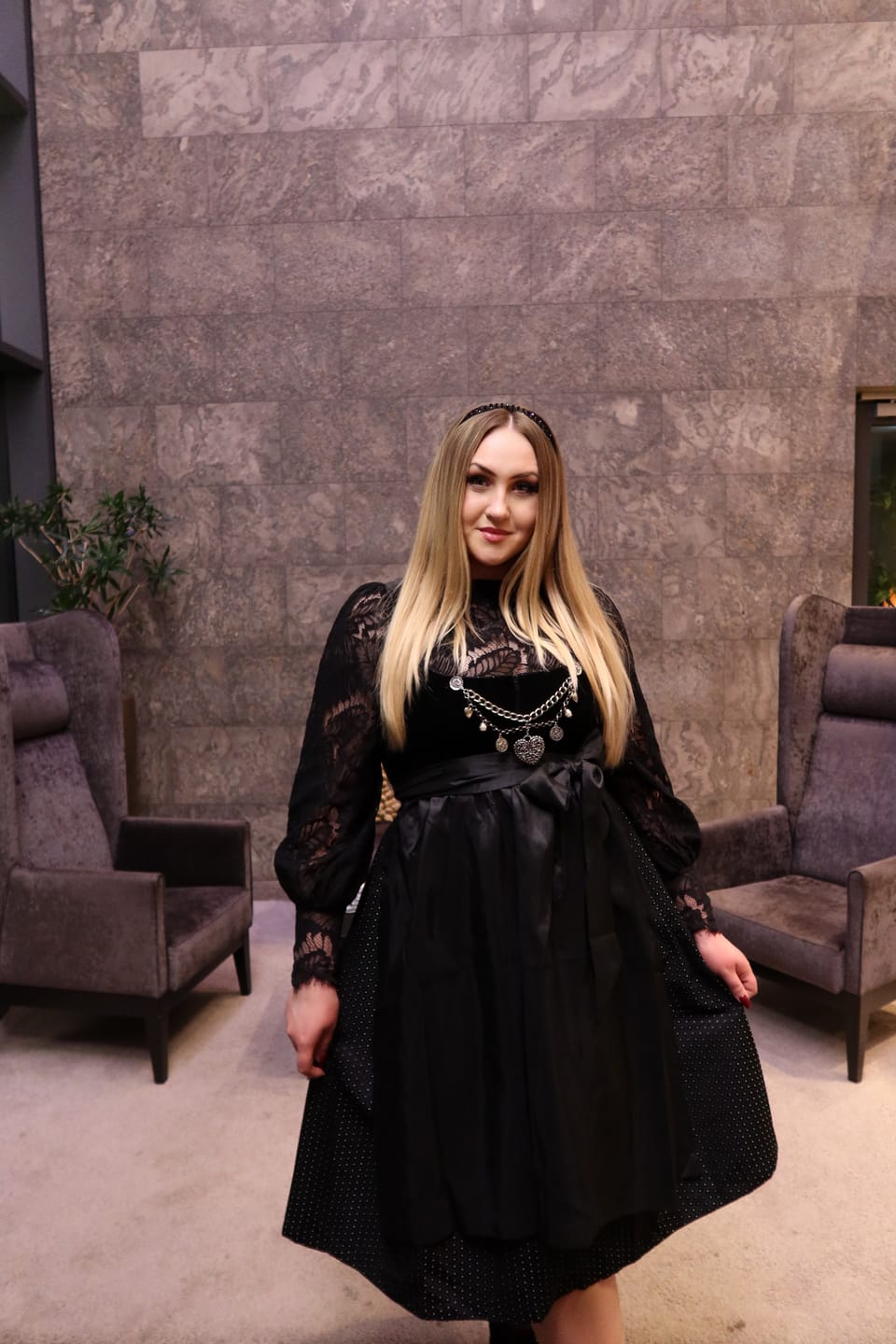 Customer photo review of Damen Schwarz Reißverschluss Vorne Strukturierter Dirndl