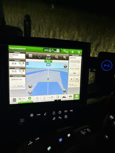 Customer photo review of Gadgetme Handyhalterung V2 oben mit Wireless Ladefunktion passend für John Deere mit Command Center 4600 15W Fast Wireless