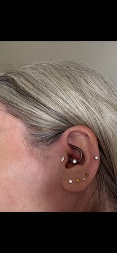 Customer photo review of BELLA Marquise Threadless Cartilage Stud