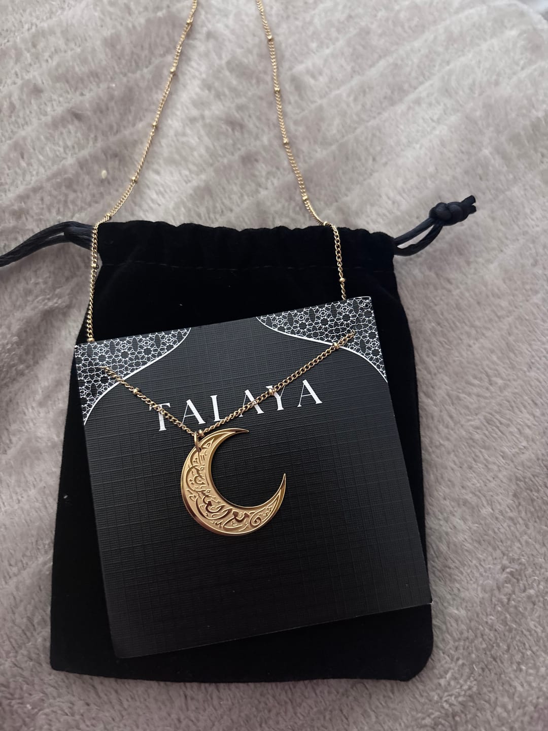 Customer photo review of "Gewiss, mit der Erschwernis, kommt die Erleichterung" Mond Halskette