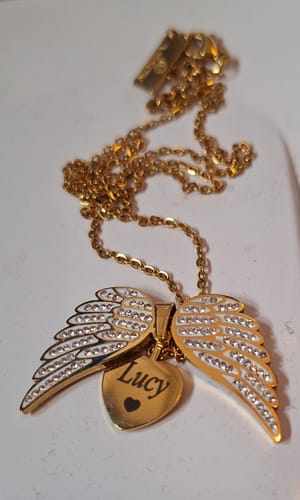 Customer photo review of Collana Angelo del mio cuore con incisione personalizzata, Collanina con nome del tuo angelo