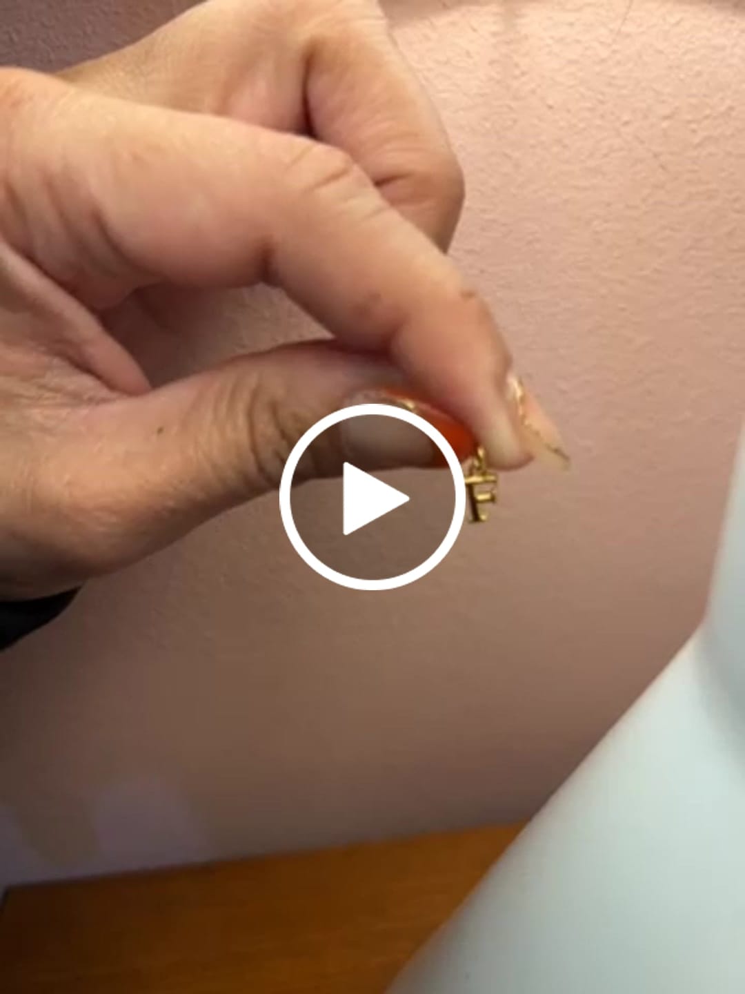 Customer video review of COLGANTE LETRA BAÑADA EN ORO