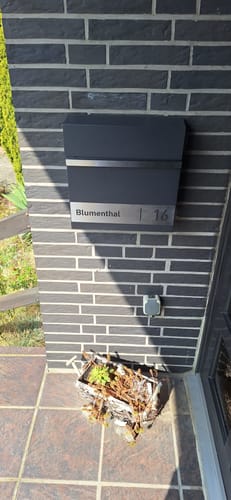 Customer photo review of AlbersDesign Briefkasten B3 Eisenglimmer (DB703) personalisiert mit Edelstahlschild