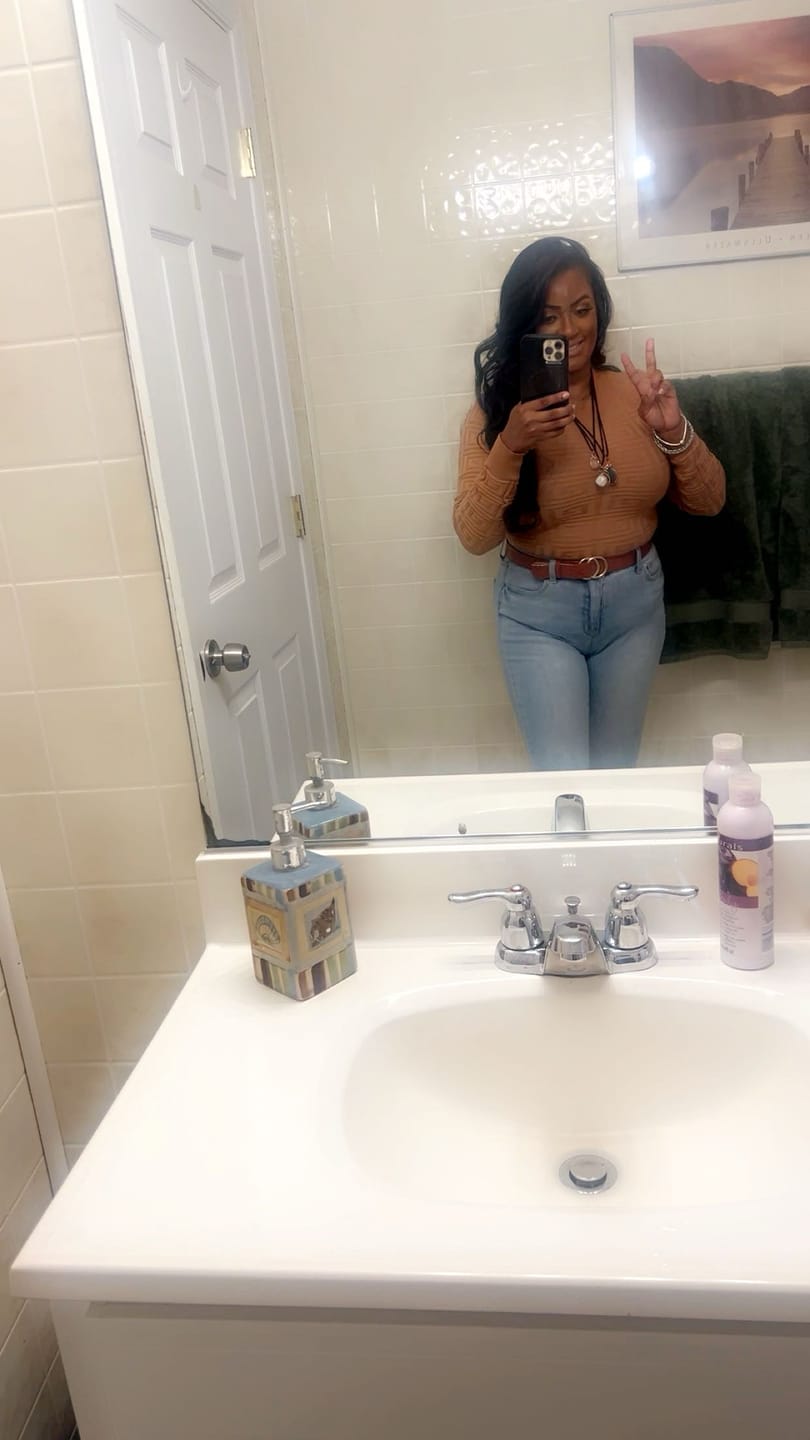 Customer photo review of Outre Perfect Hairline True Frontal Glueless Hand-Tied 13x6 HD Lace Front Wig - PEAK 701 - Pre-Shaped