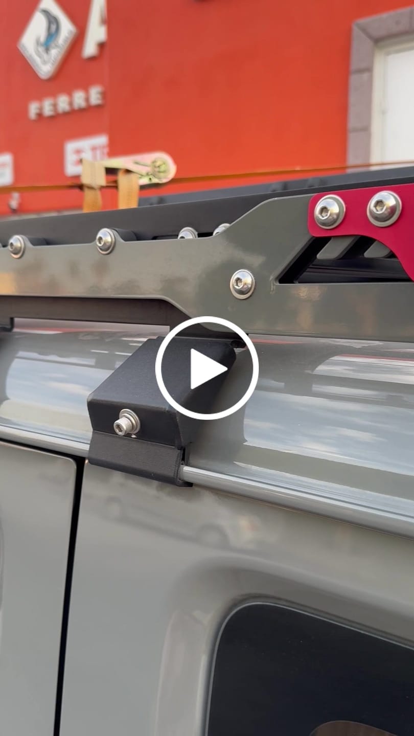 Customer video review of Cover Lateral LATCO para Rack de Carga