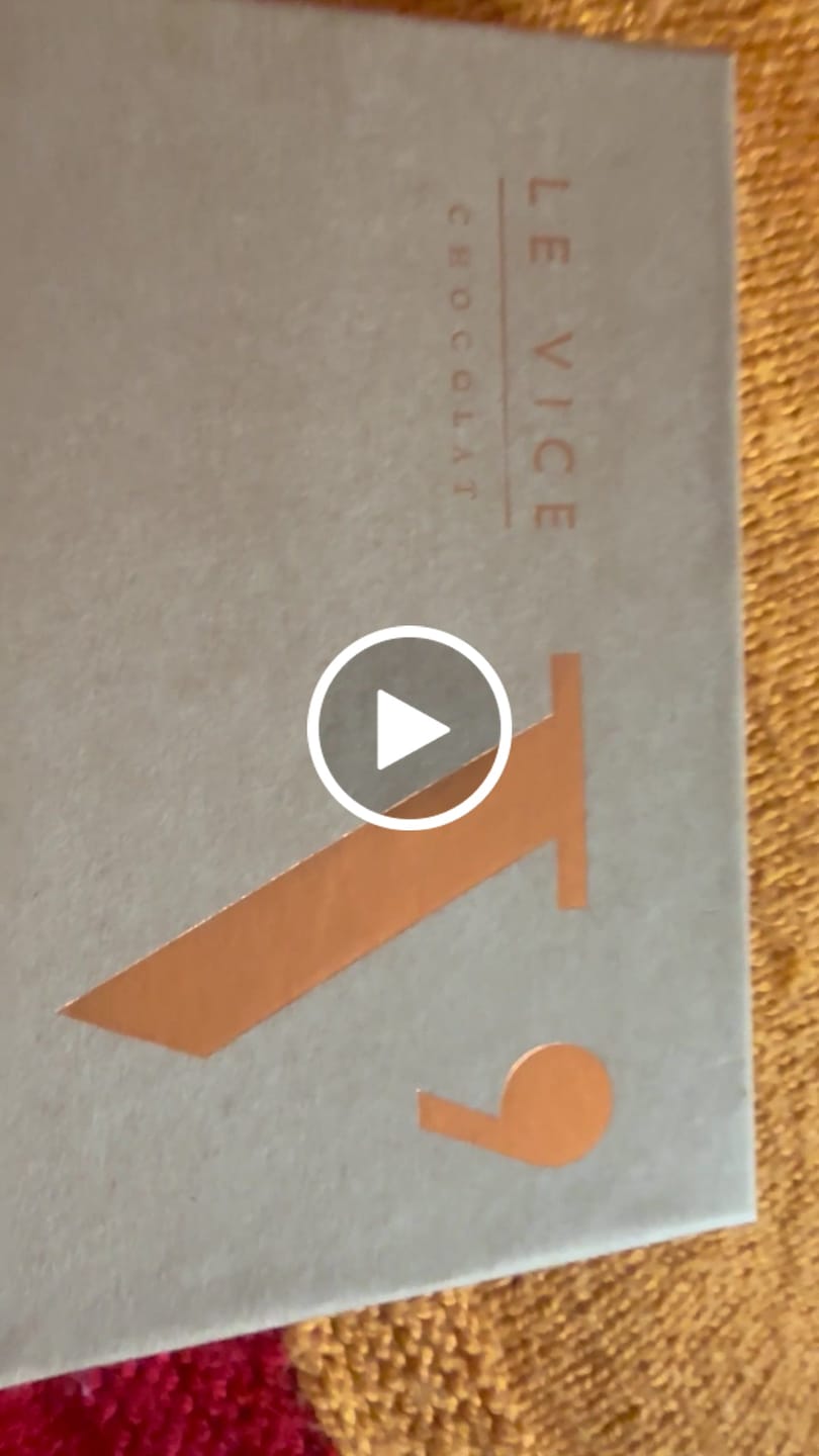 Customer video review of Caja 22 bombones