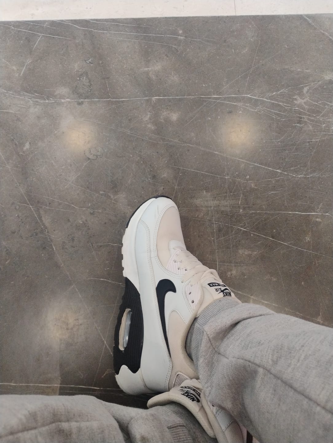 Customer photo review of Tenis Max 90 Blanco Negro
