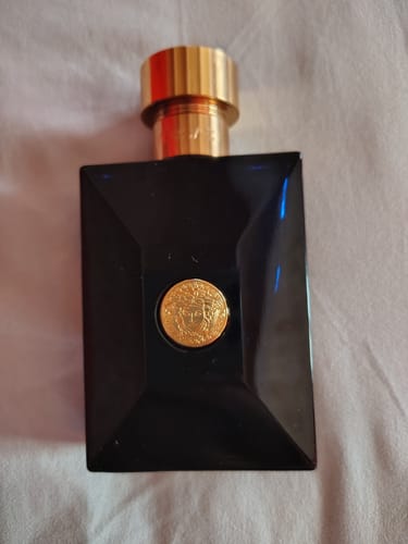 Reseña con foto de un cliente sobre Perfume VERSACE DYLAN BLUE POUR HOMME EDT