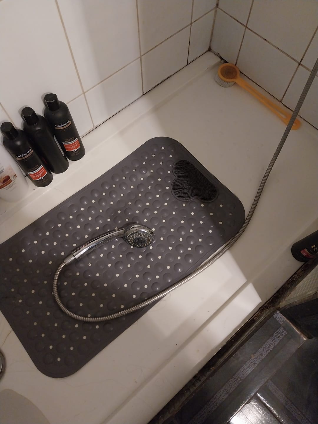 Customer photo review of Piso De Goma Antideslizante Tina Ducha Alfombra Bañera Cepil