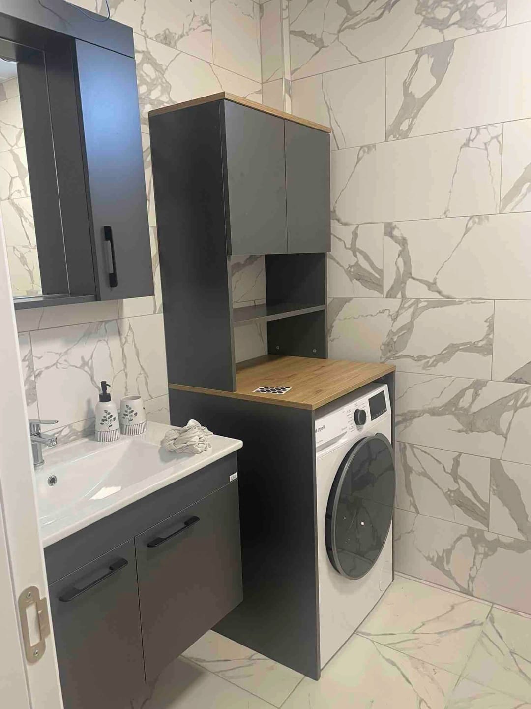 Customer photo review of Rani KD101 Çamaşır Makinesi Dolabı 3 Raflı Kapaklı Banyo Dolabı Antrasit - Sepet Ceviz