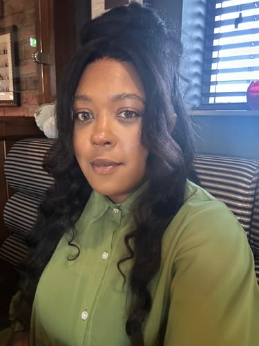 Customer photo review of CurlyMe 360 Fit Wig Pre-Bleached Kinky Straight Human Hair Pre-Cut 360 Lace Wear Go Glueless Wig Pre-Plucked