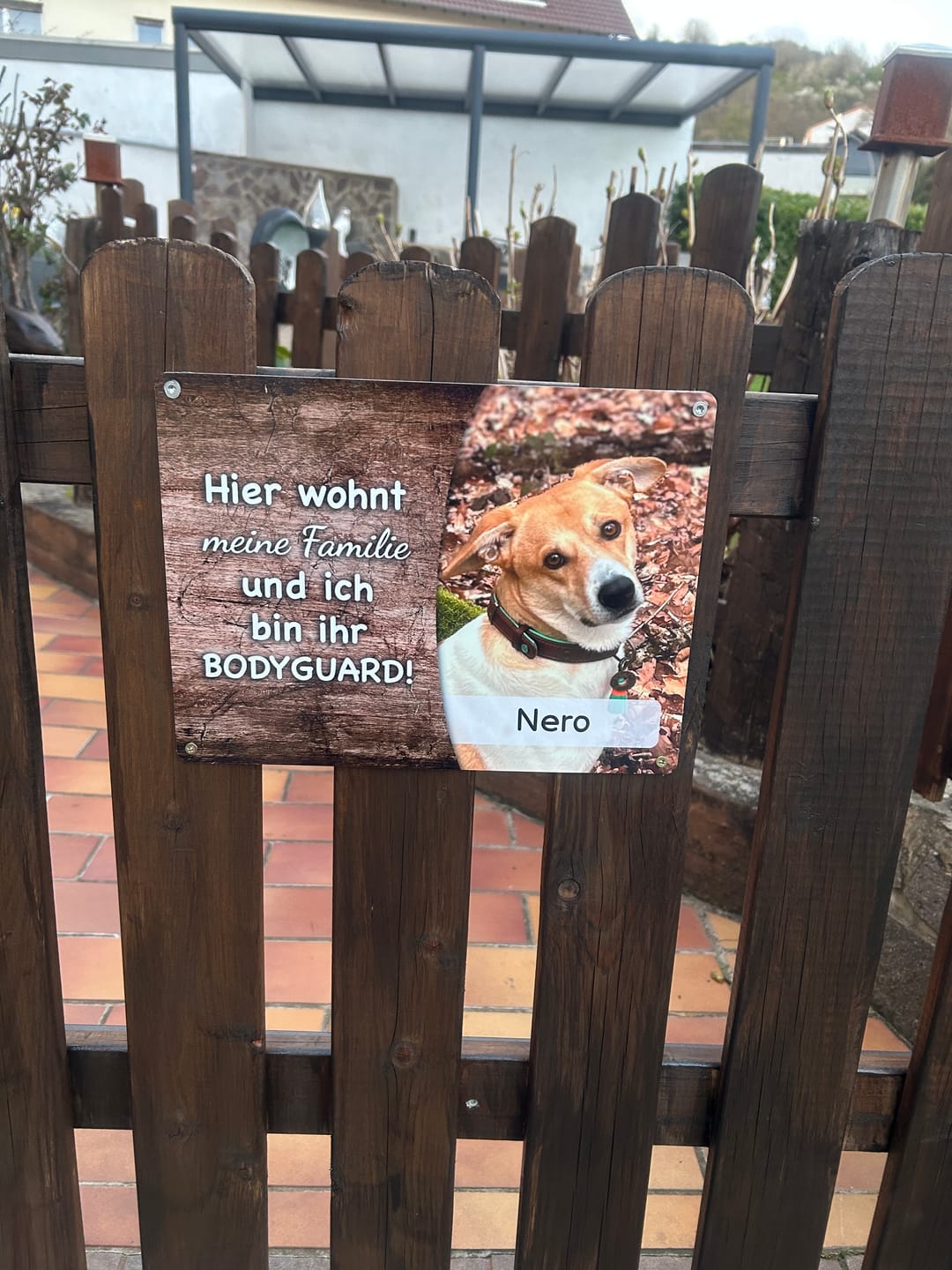 Customer photo review of Hunde-Türschild mit Foto & Wunschtext (UV- UND WETTERFEST) - Angebot beim Kauf eines 2. Schildes