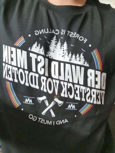Customer photo review of DER WALD IST MEIN VERSTECK - Bio Herren Shirt