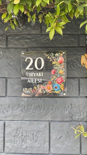 Çiçek Desenli Zarif Daire Kapı Tabelası için fotoğraflı müşteri yorumu