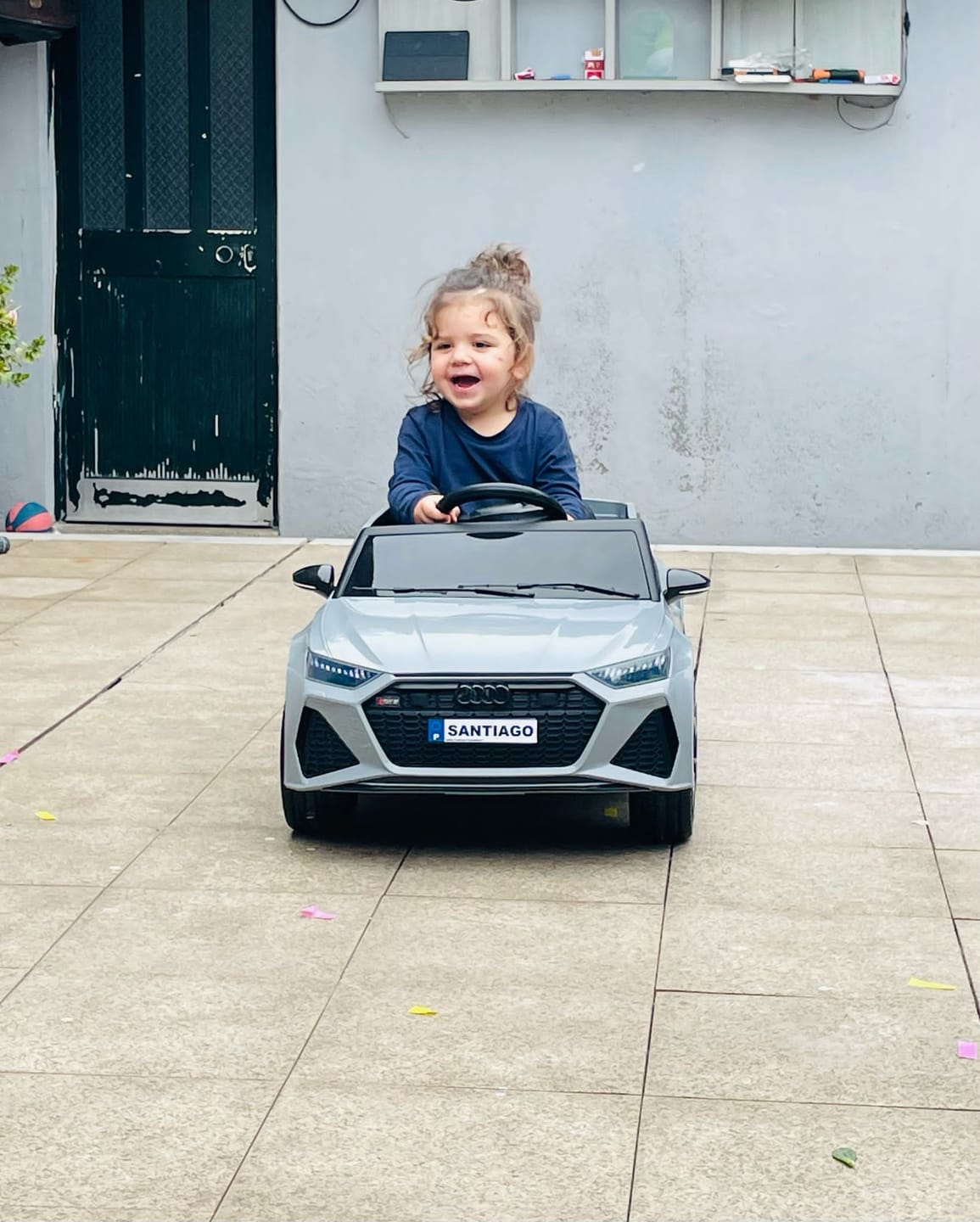 Customer photo review of Carro Elétrico para Criança AUDI SQ8 12V Branco c/ RODAS DE BORRACHA & ASSENTO EM PELE