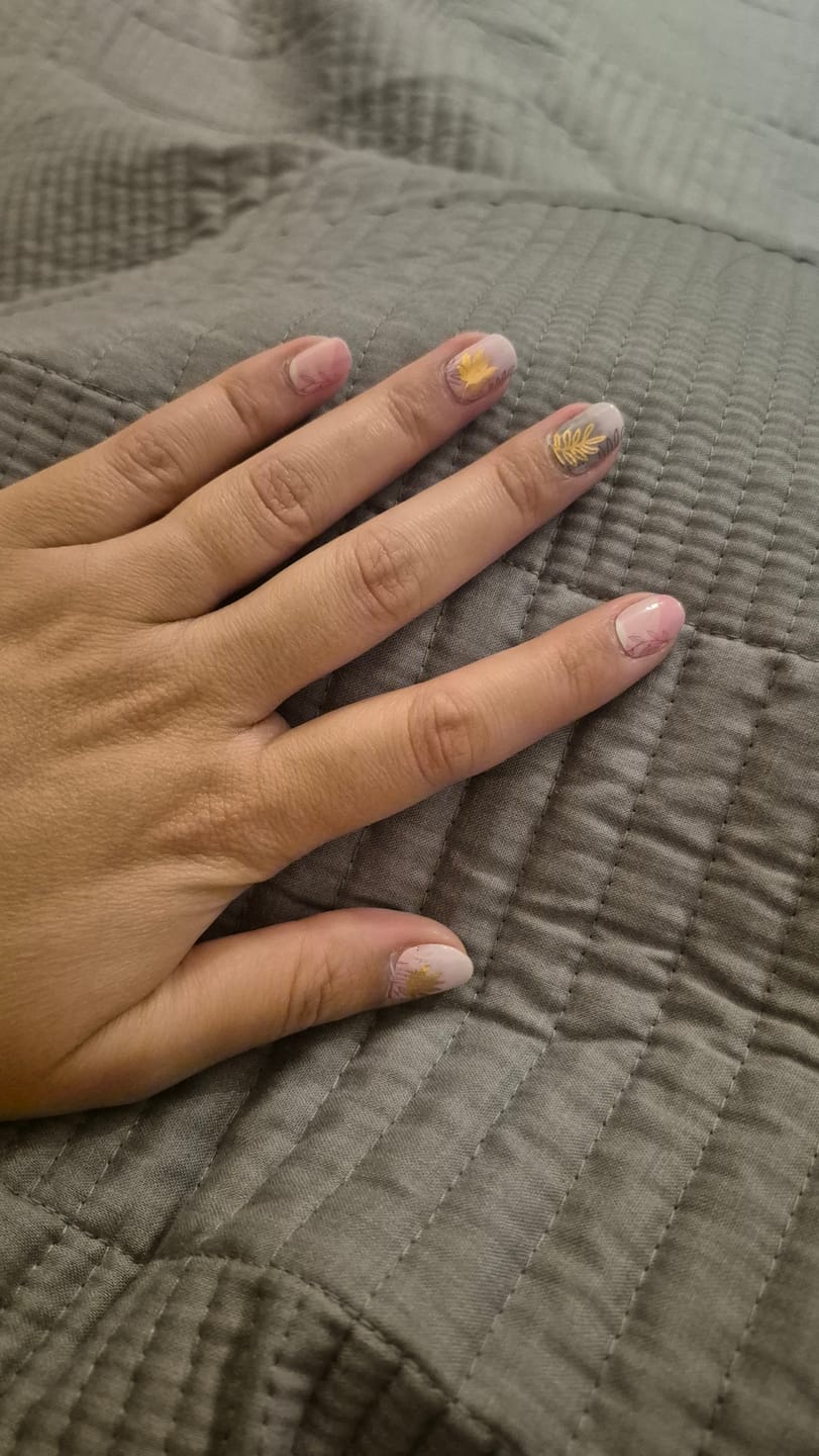 Customer photo review of Queen Pink | Stickers de Esmalte