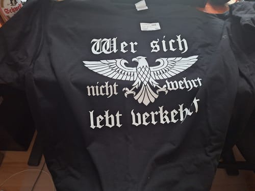 Customer photo review of Wer sich nicht wehrt, lebt verkehrt - T-Shirt