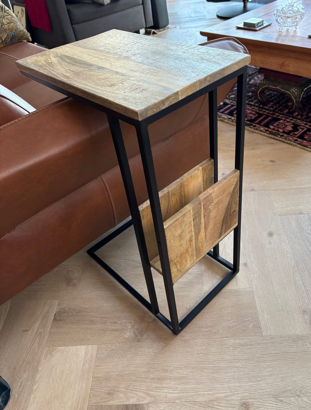 Customer photo review of Bijzettafel voor over de bank | Mangohout en Staal | 45x29x69cm