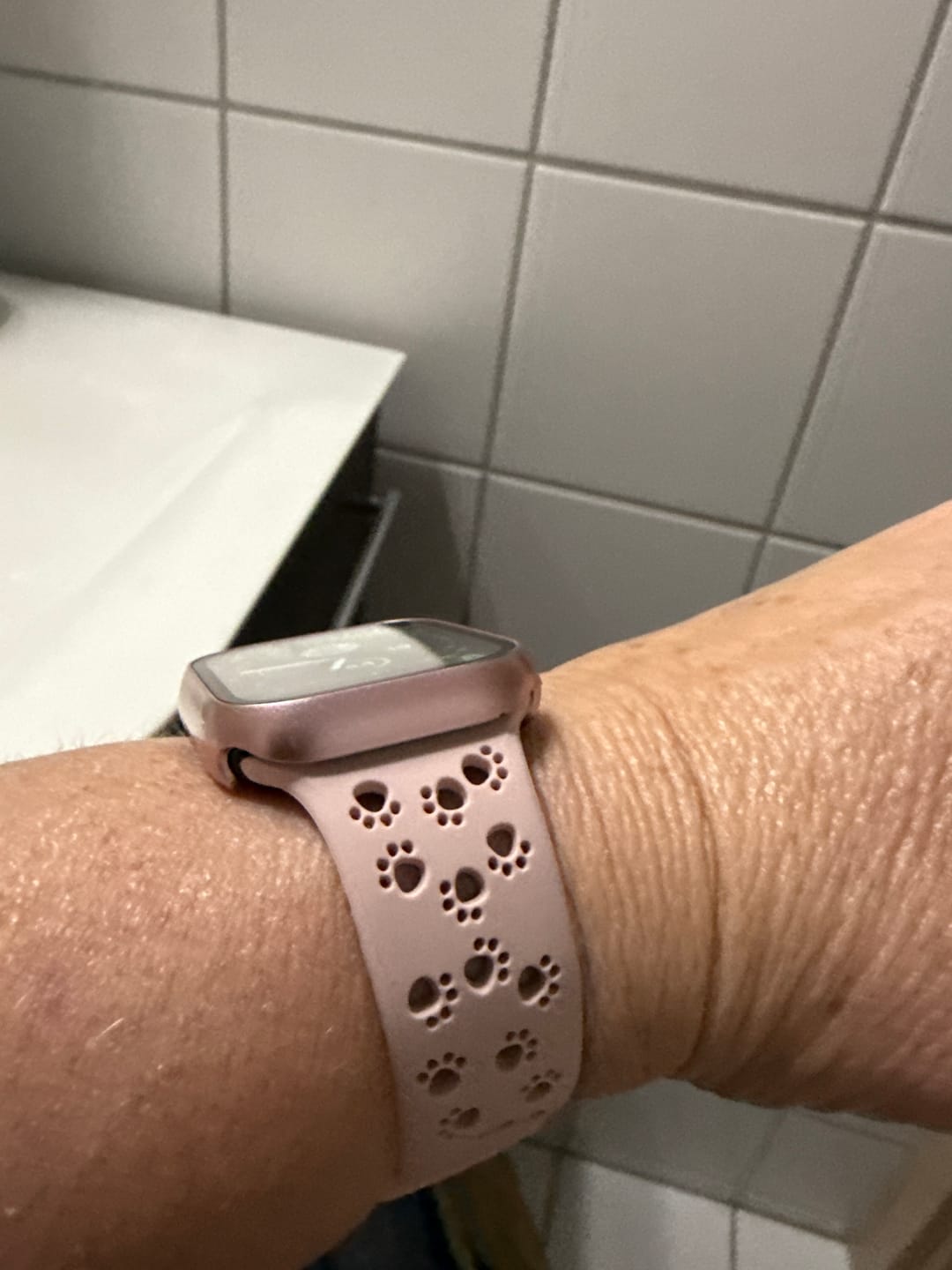 Customer photo review of Apple Watch Silikonband "Pfoten"