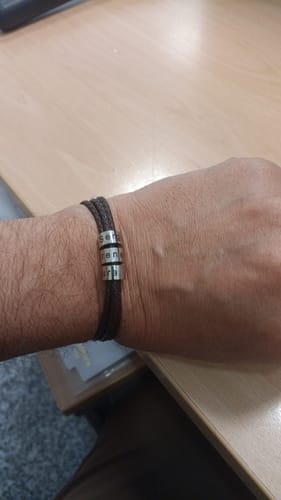 Customer photo review of LOANYA Pulsera de cuero para hombre con cuentas personalizadas