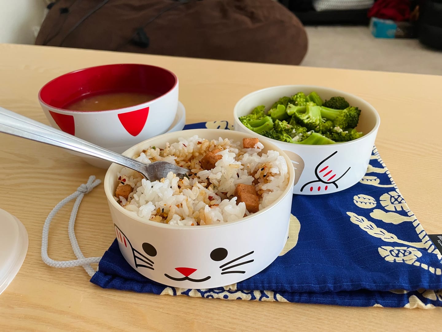 Customer photo review of Big Kokeshi Bento Maneki-Neko White 1200mL