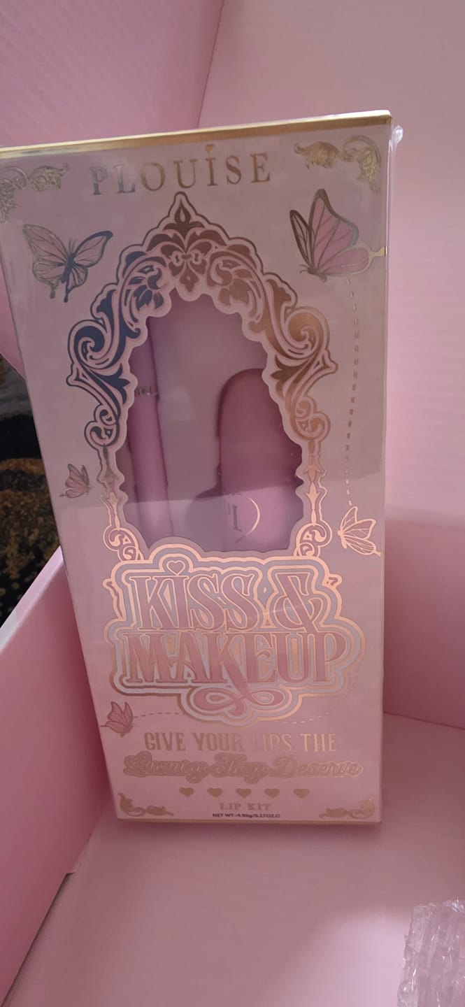 Reseña de la foto del cliente del kit de lápiz labial y delineador de labios Kiss and Makeup de P. Louise